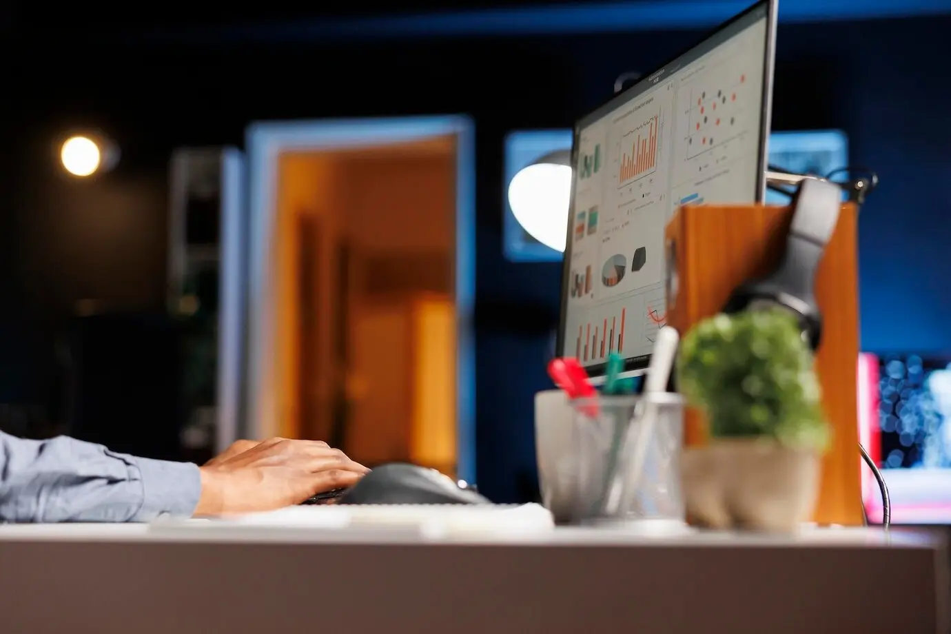 Сетевой аналитик, изучающий отчёты о развитии цифровой коммерции.