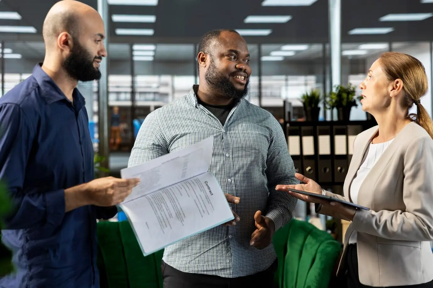 Весёлые сотрудники презентуют менеджеру инвестиционную стратегию.